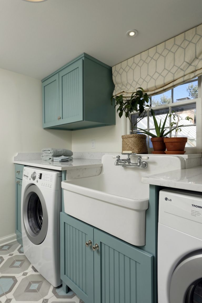 Eine kleine Arbeitsplatte als Abstellbereich und großes Waschbecken für den Hausputz