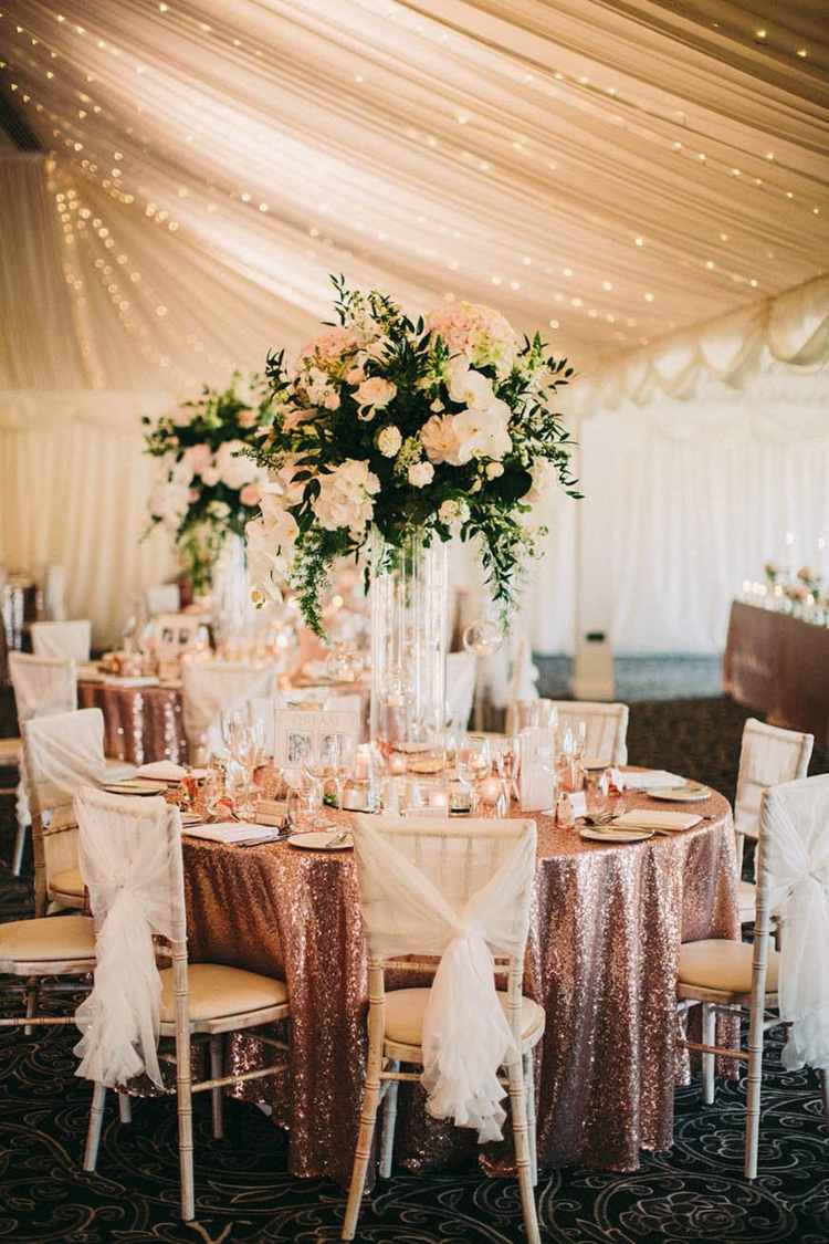 Elegante und romantische Dekoration für die Hochzeitsfeier in Weiß und Rosé Gold