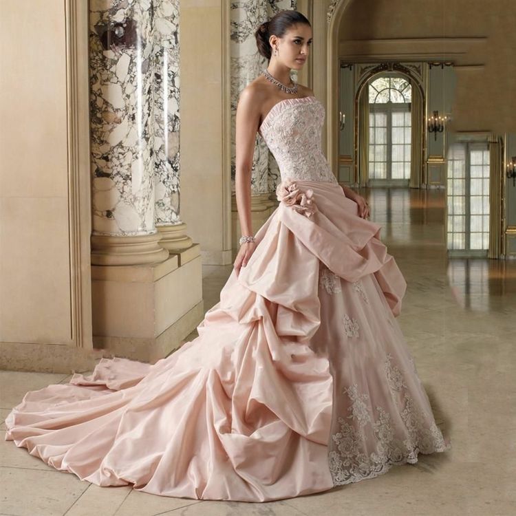 Elegantes Hochzeitskleid in Rosa mit gerafftem Stoff und romantischer Spitze