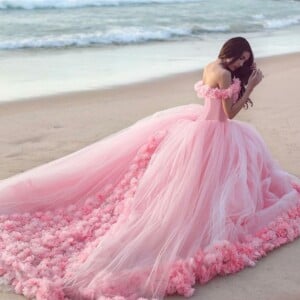 Extravagantes und schulterfreies Brautkleid in Pink mit Rosen