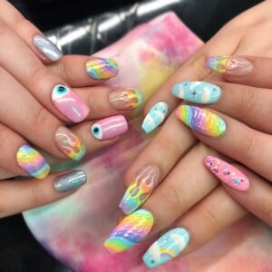 Festival Nägel bunt Regenbogen Nageldesign Ideen Modetrends