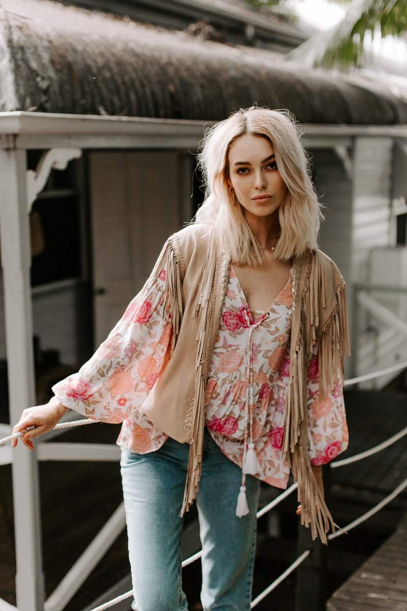 Fransenweste kombinieren Hemdbluse mit Blumenmuster Jeans blonde Haare