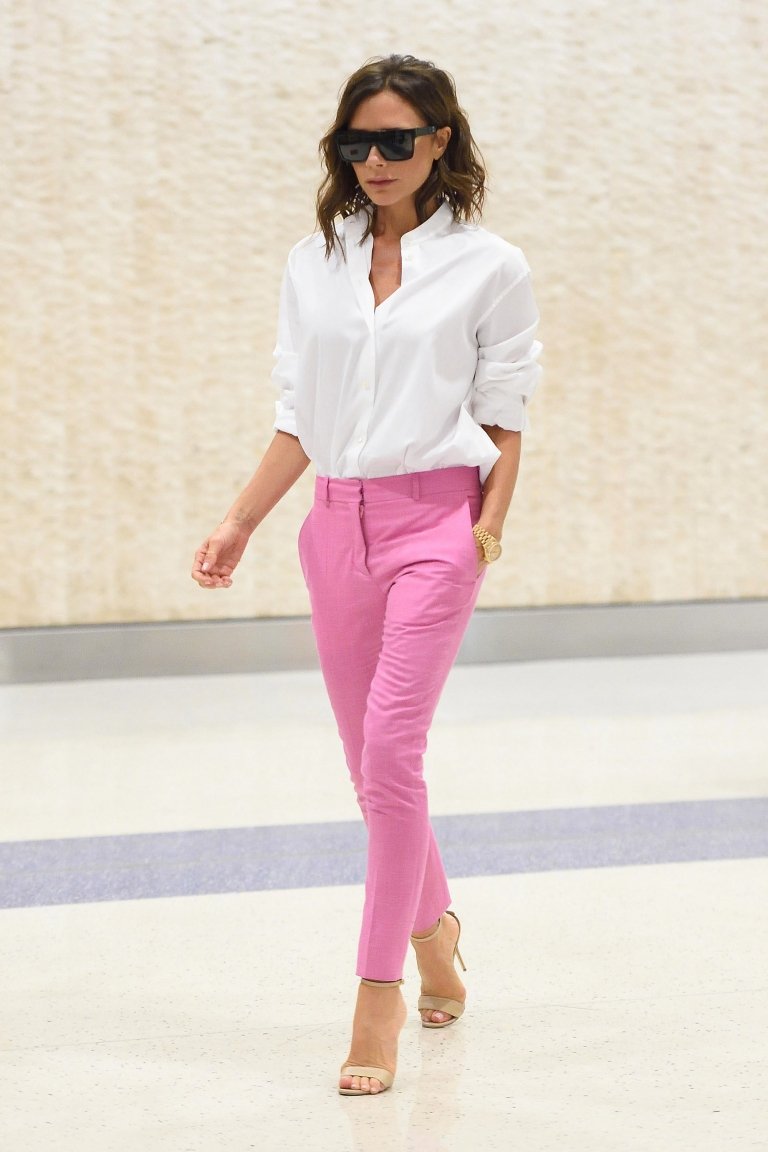Frühlingsoutfit Hose in Pink weißes Oversize Hemd Sandaletten