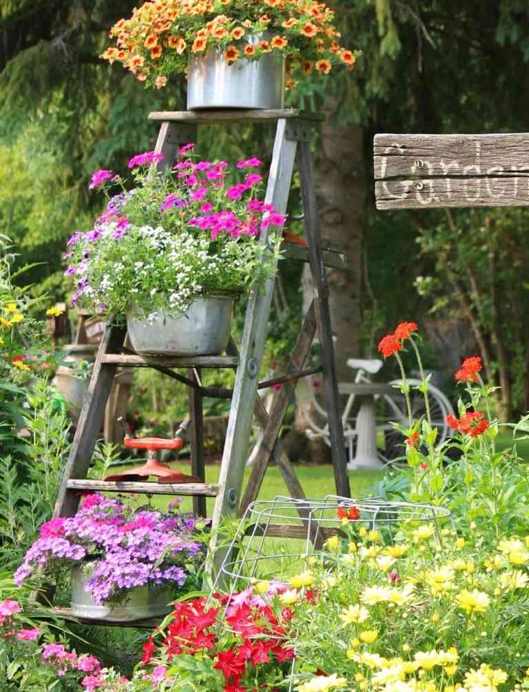 Garten und Terasse Ideen Blumen Deko rustikal Leiter verwenden Gartentrends