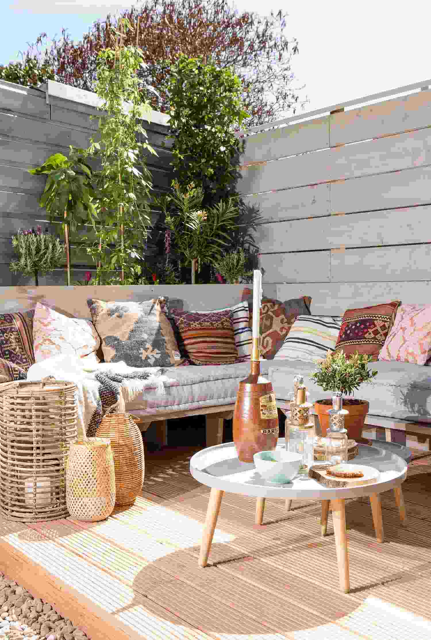 Garten und Terrasse Ideen Lounge Ecke Boho Stil minimalistisch Holzbank Gartentrends