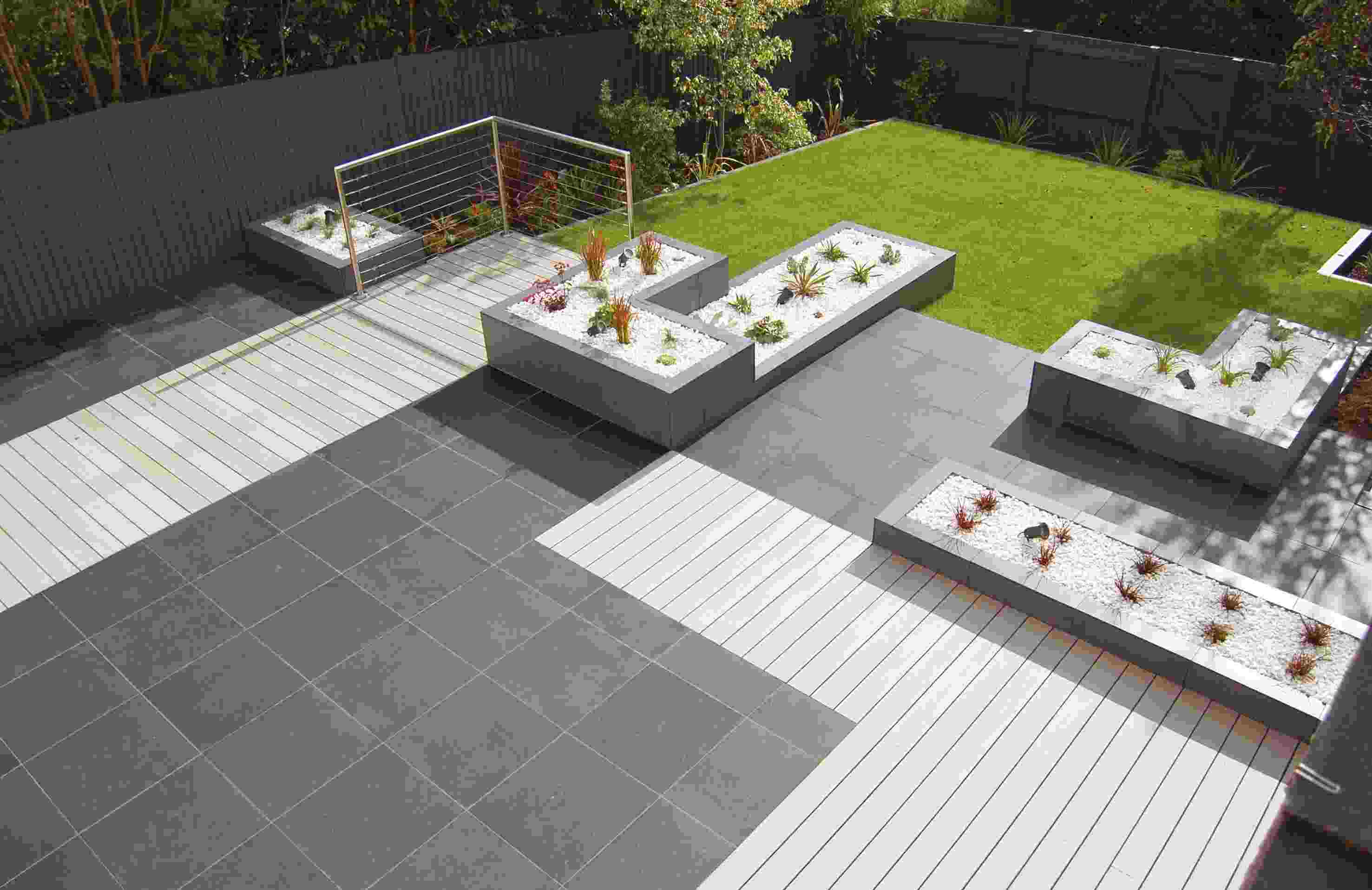 Garten und Terrasse Ideen Stein Boden Gras Pflanzen anbauen Gartentrends Terrasse gestalten