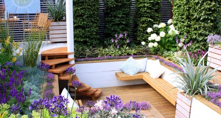 Garten und Terrasse Ideen bienenfreundlich Blumen Holzbank Holzboden Materialien