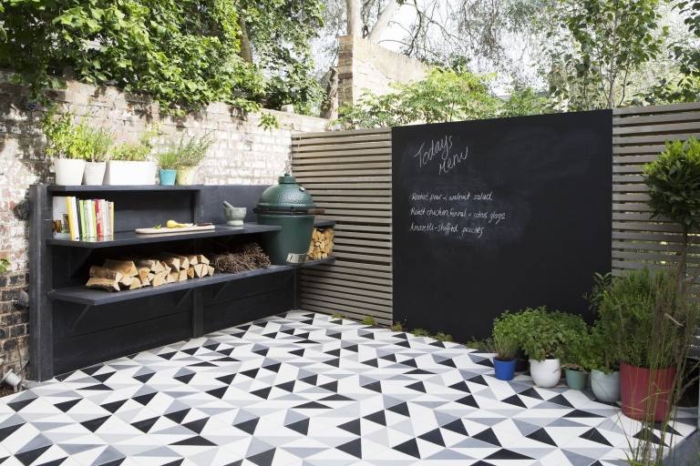 Garten und Terrasse Ideen kochen Holzkohlen Grill Mosaik Muster Boden Holzzaun