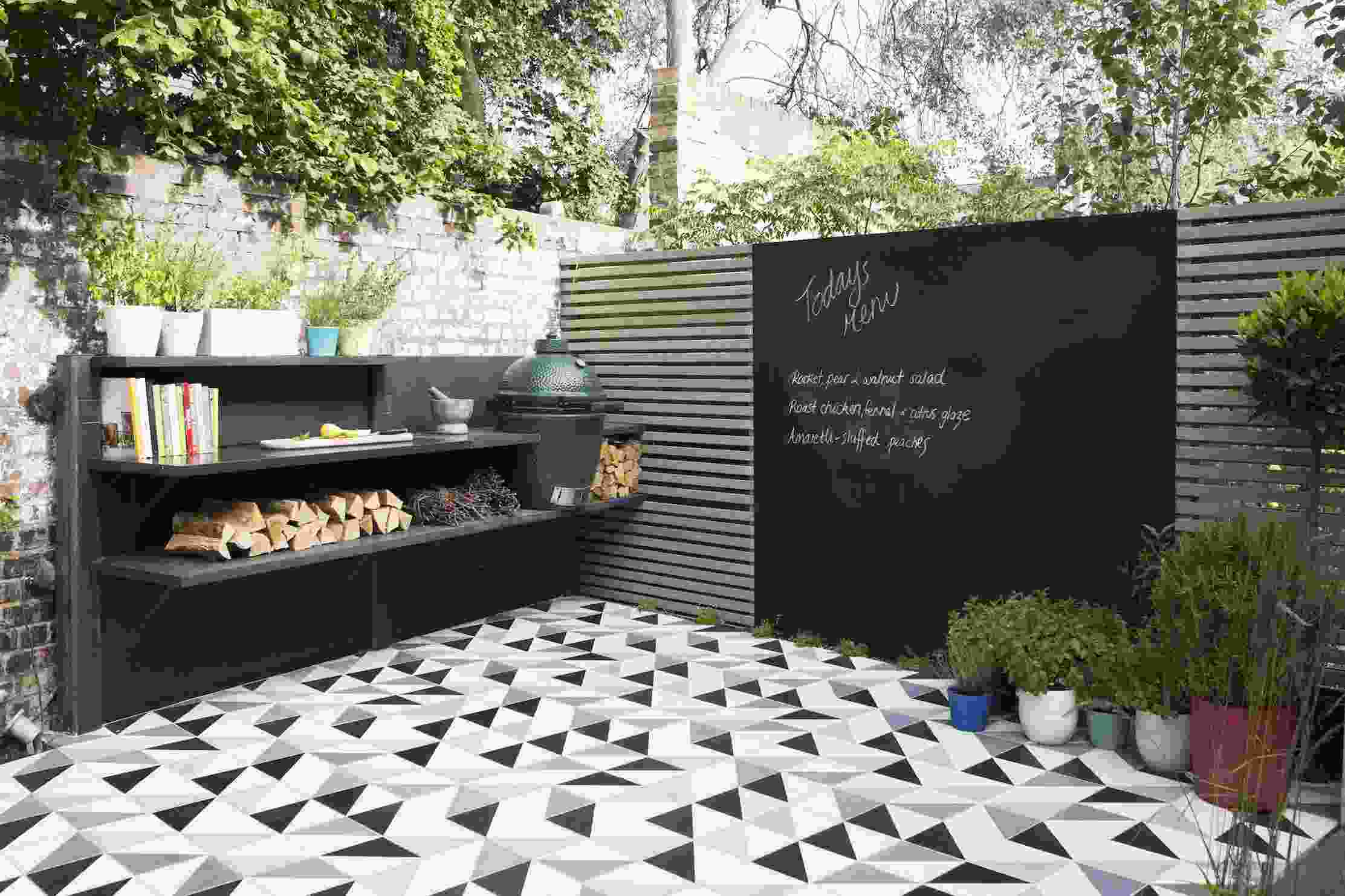 Garten und Terrasse Ideen kochen Holzkohlen Grill Mosaik Muster Boden Holzzaun