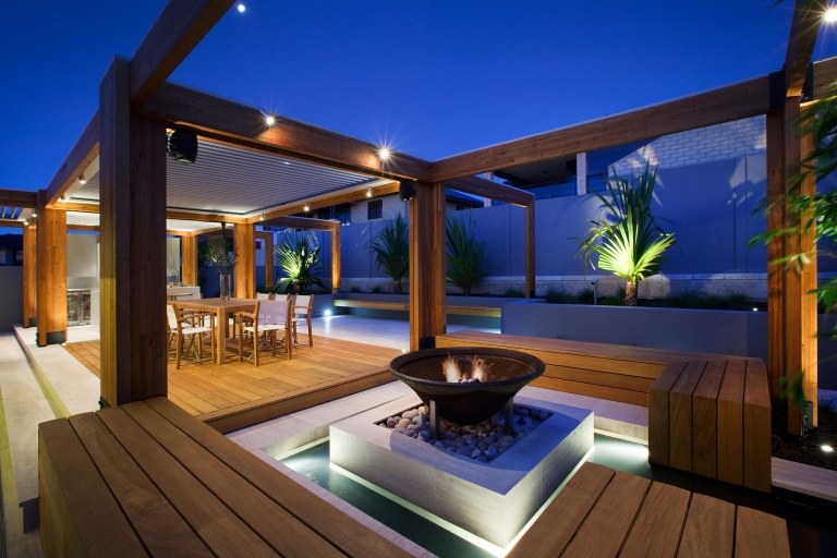 Garten und Terrasse Ideen modern Feuer Schwimmbad Holzmöbel Gartentrends