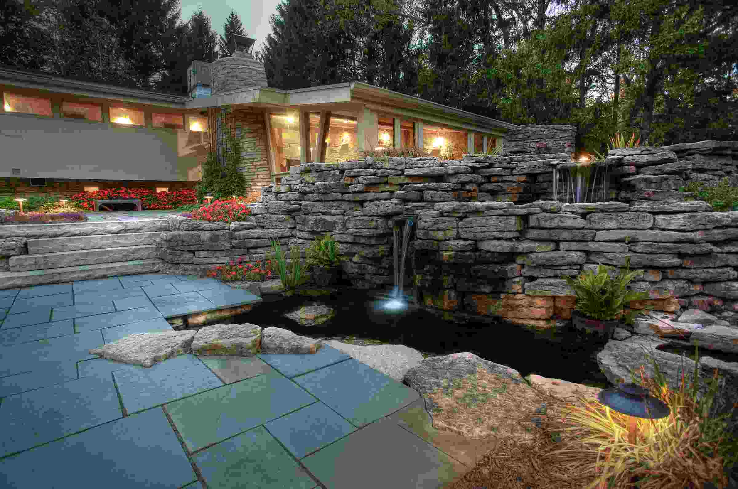 Garten und Terrasse Ideen modern Wasserteich Steinwand Beleuchtung Gartentrends