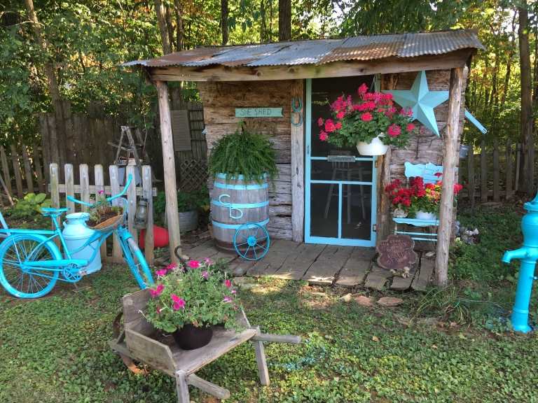Garten und Terrasse Ideen rustikal Landhaus Wohnstil Holz Material Blumen