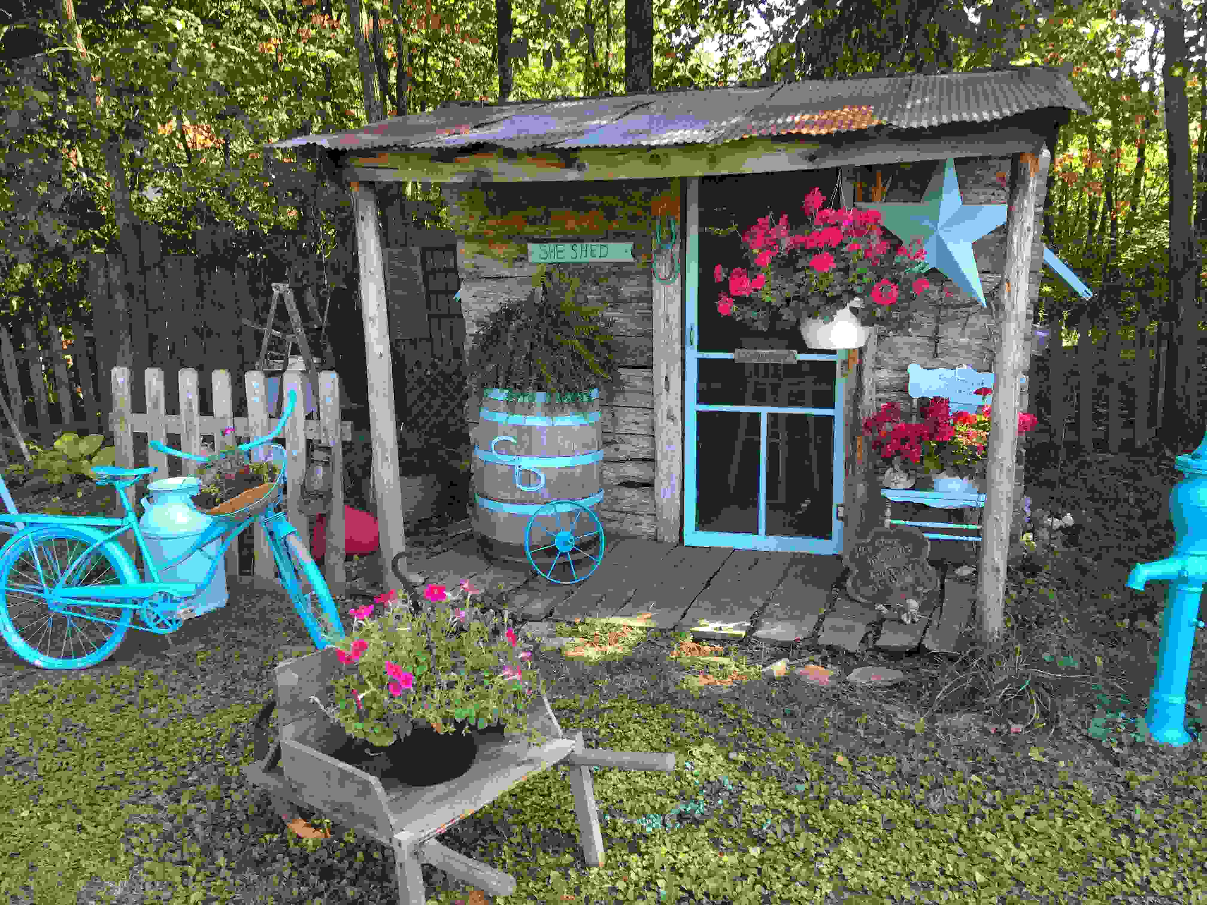Garten und Terrasse Ideen rustikal Landhaus Wohnstil Holz Material Blumen