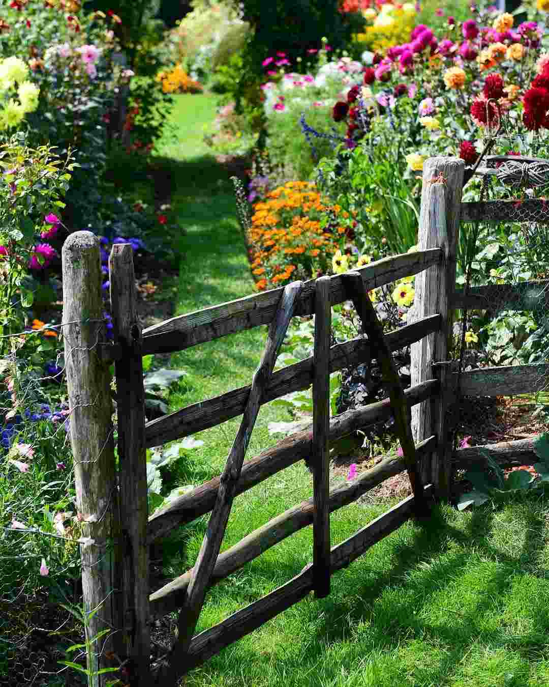 Garten und Terrasse Ideen umweltfreundlich Zaun Landhaus Stil Blumen Gartentrends