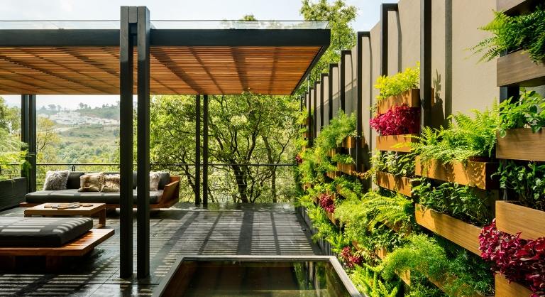 Garten und Terrasse Ideen vertikales Gärtnern Blumendeko Trends Gartenmöbel