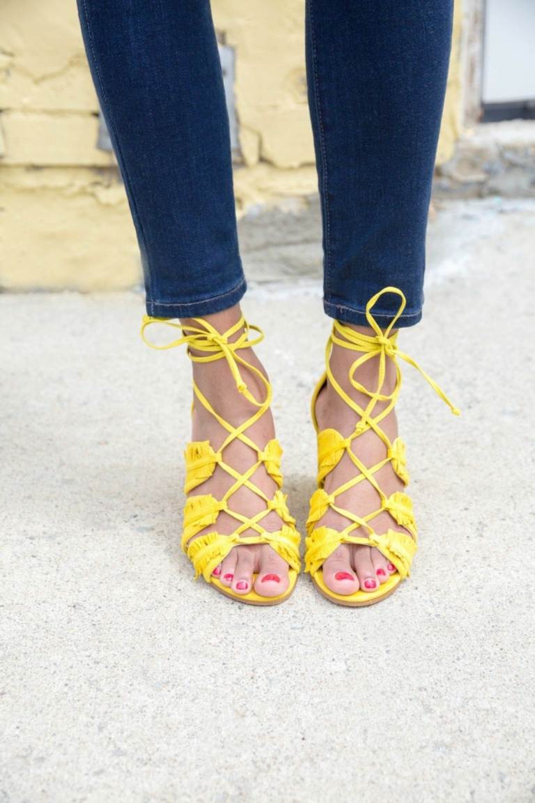 Gelbe Sandalen mit Absatz zum Schnüren zu einer Skinny Jeans