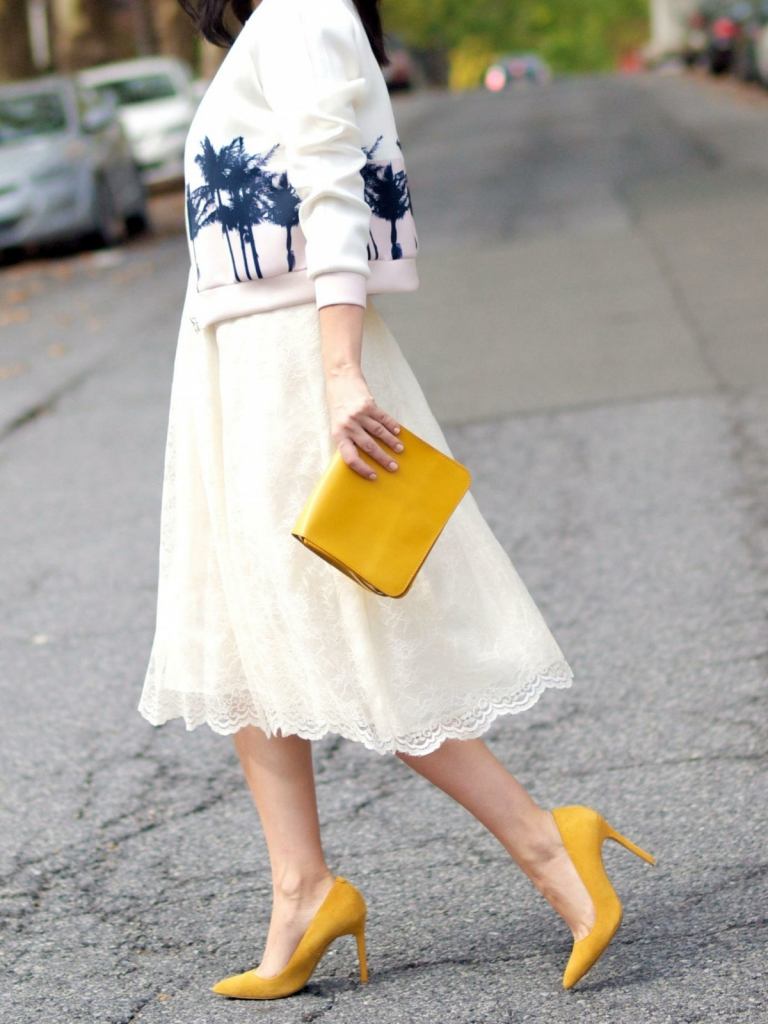 Gelbe Schuhe und Handtasche zu einem weißen Kleid mit Spitze