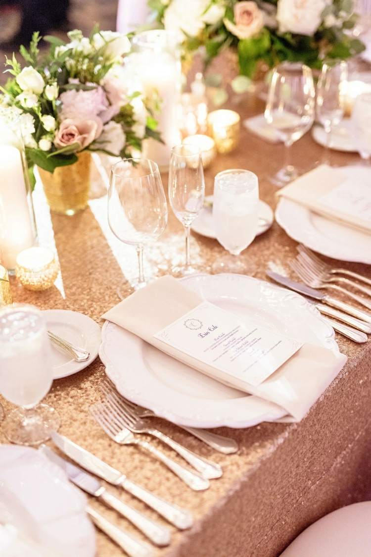 Glitzernde Tischläufer und Tischdecken für die Tischdeko auf der Hochzeitsfeier