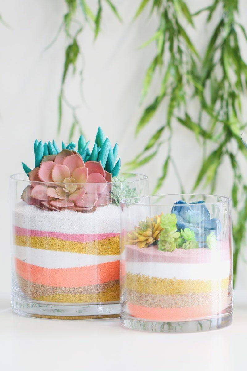 Gläser dekorieren mit Sand in Pastellfarben und künstlichen Sukkulenten