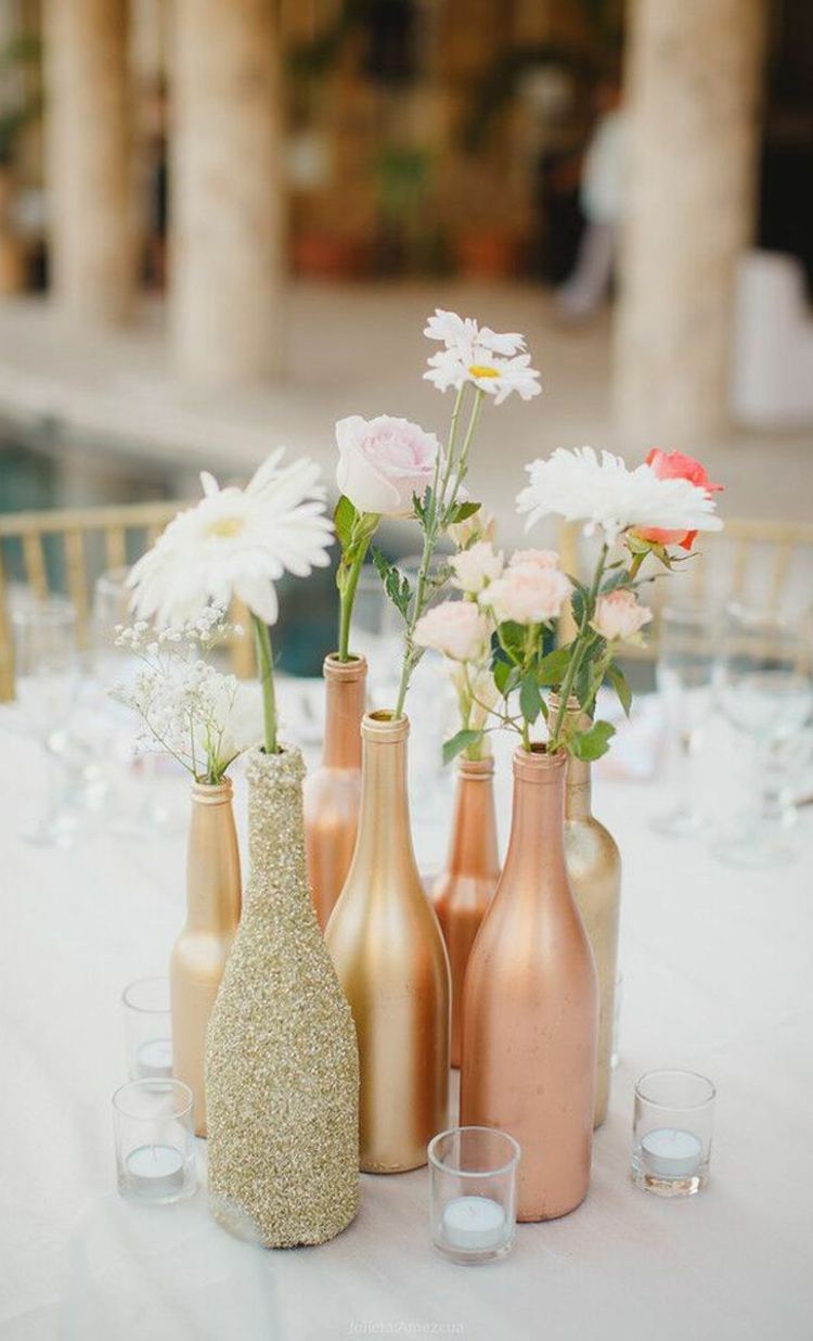 Gold und Rosé kombinieren für ein DIY Arrangement aus Flaschen als Vasen