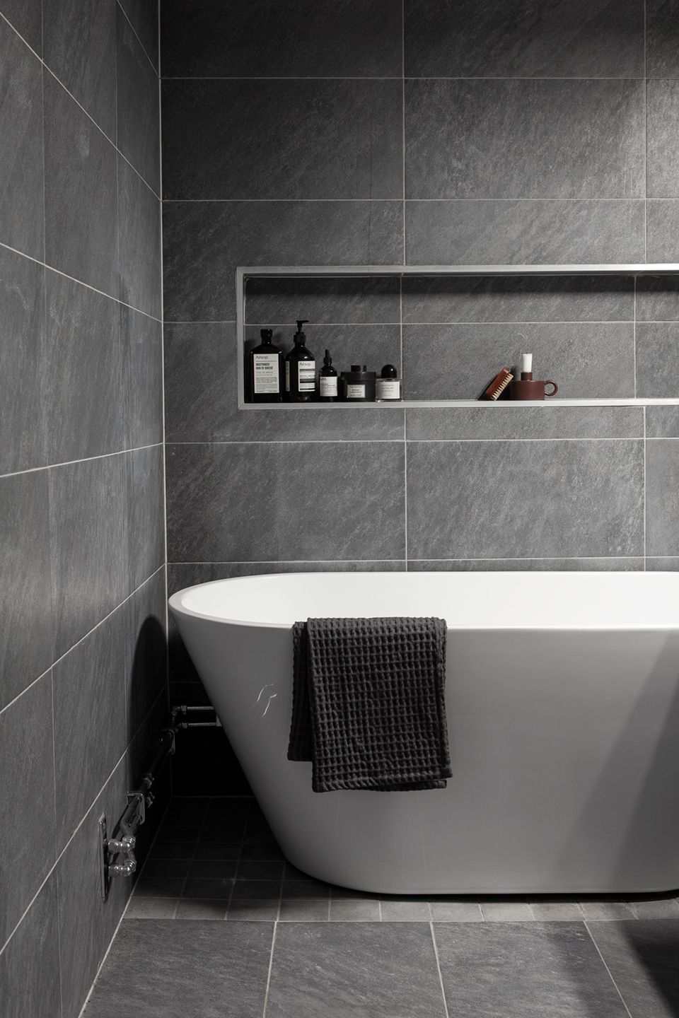 Graue Fliesen Badezimmer modern einrichten Trendfarben Badewanne Wohntrends
