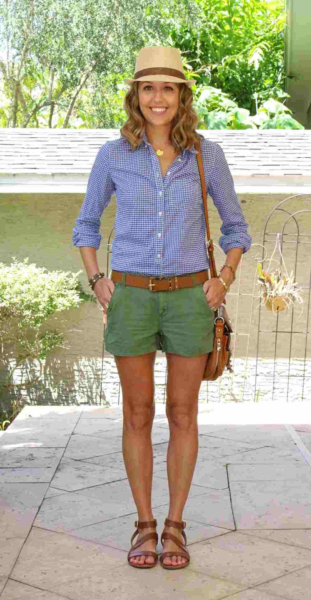 Grüne Shorts und blau kariertes Hemd mit Sandalen und Hut