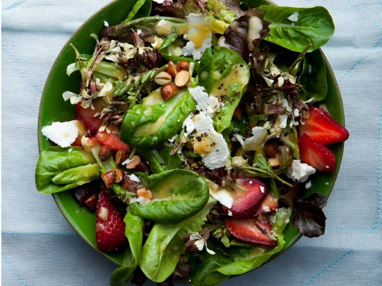Grüner Salat mit Erdbeeren, Nüssen und Käse