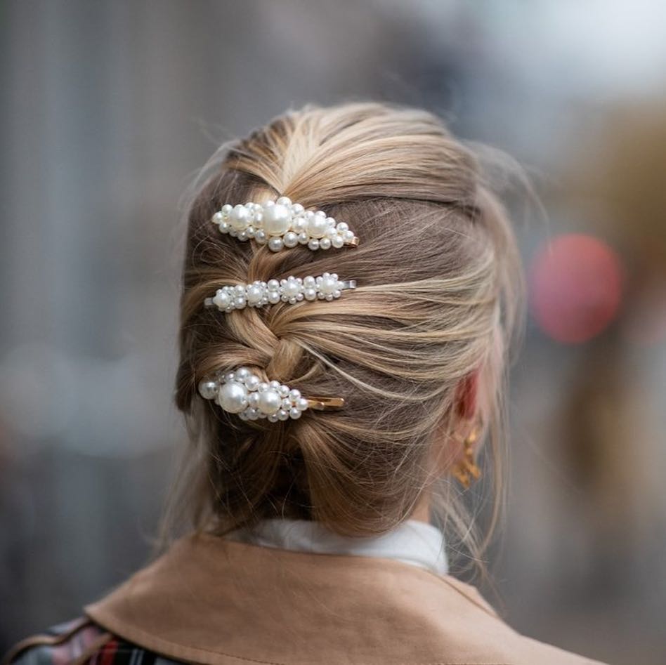 Haar Accessoires Haarspange mit Perlen French Braid Frisur blonde Haare