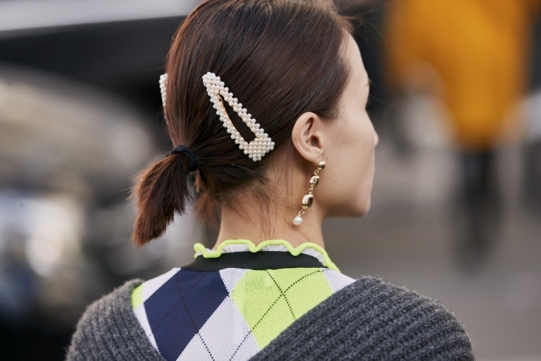 Haar Accessoires Haarspangen mit Perlen kurze Haare Strickpullover Frisurentrends