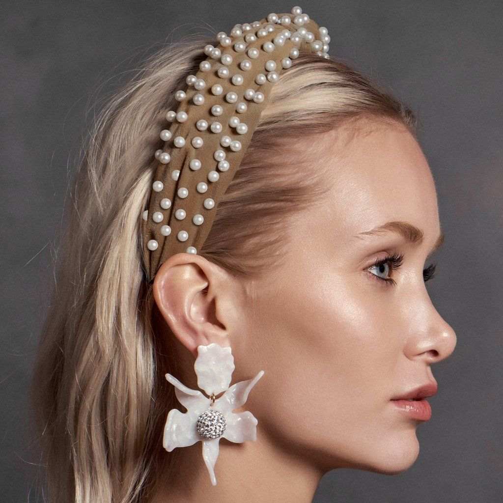 Haar Accessoires Sommertrends Haarband mit Perlen Statement Ohrringe blonde Haare