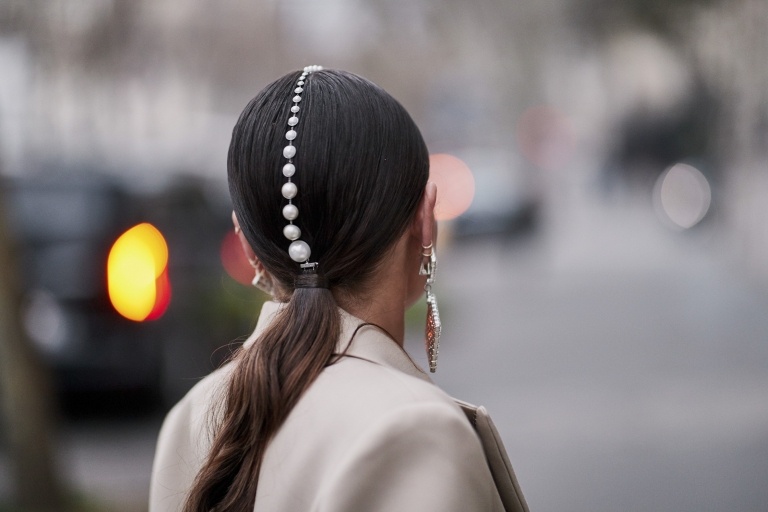 Haar Accessoires letzte Modetrends Sommer 2019 Ohrringe lange braune Haare