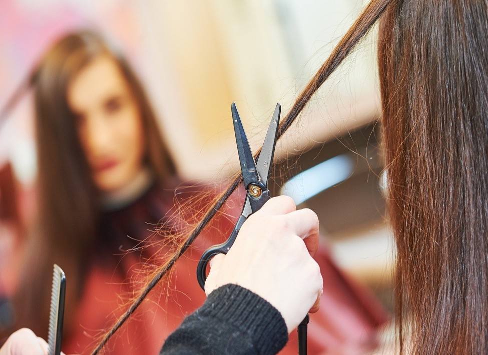 Haarschhnitt für lange Haare mit der heißen Schere gegen Spliss