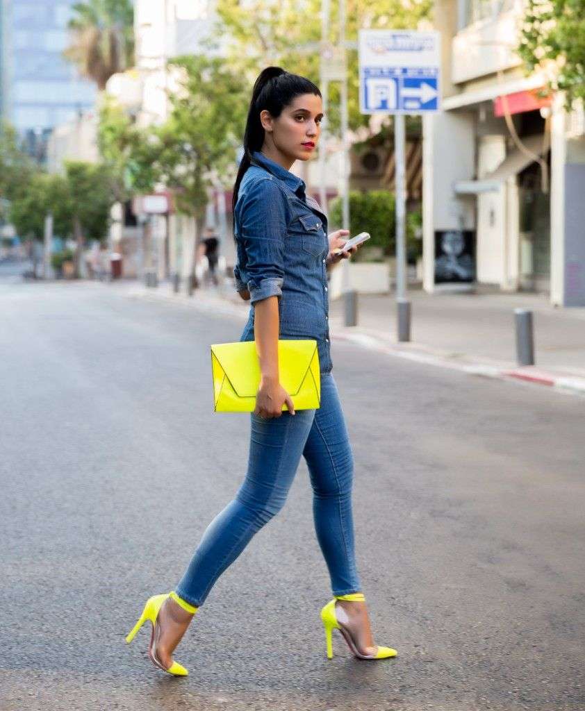 Handtasche Neongelb Neon Farben Schuhe High Heels Jeans Overall Modetrends