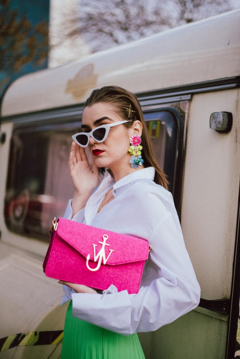 Handtasche Neon Trend weisses Hemd Neon Farben Rock Retro Sonnenbrille Ohrring Blumenmuste