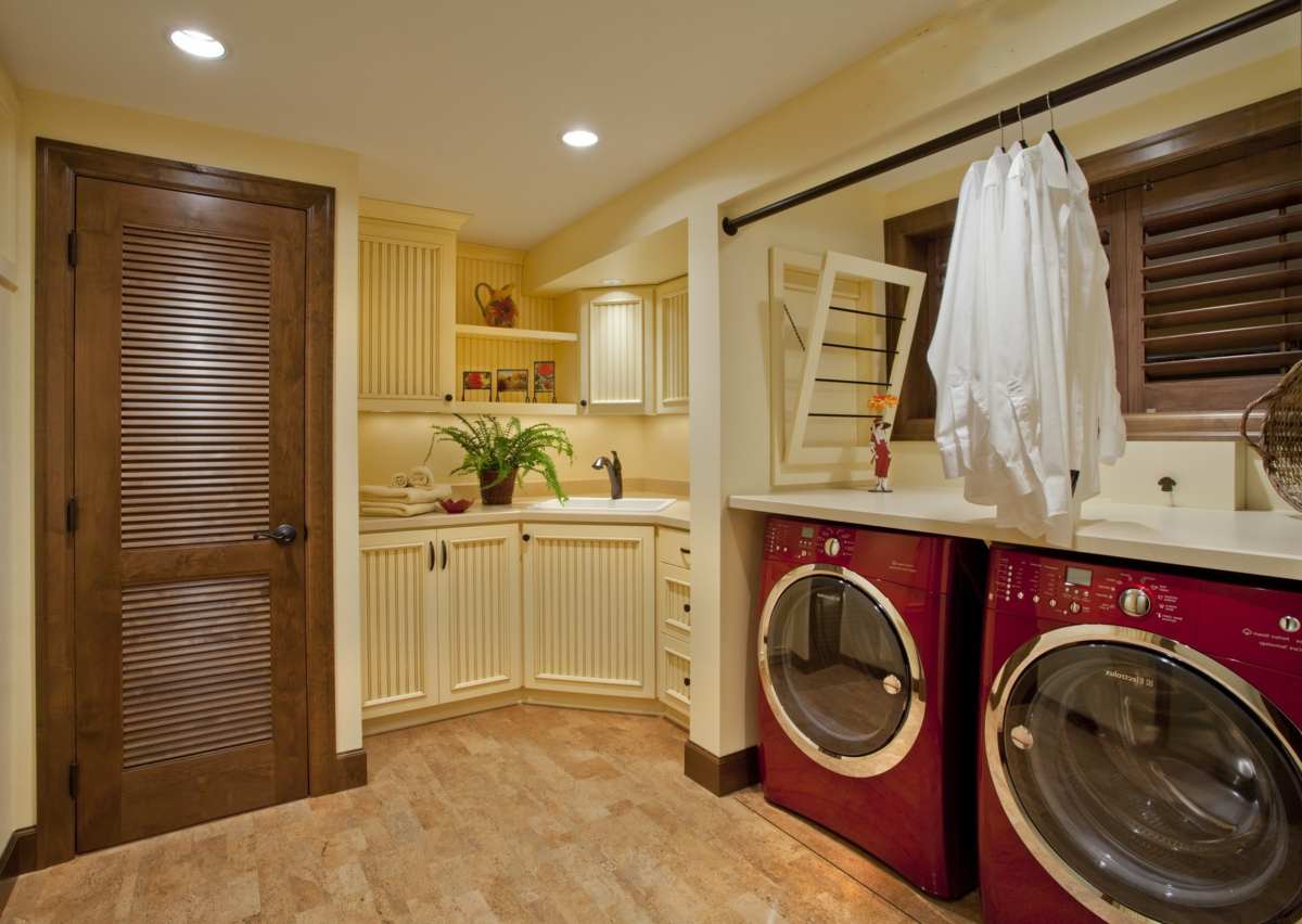 Hauswirtschaftsraum einrichten mit Kleiderstange, klappbarem Wäscheständer und Schrank-Ecke