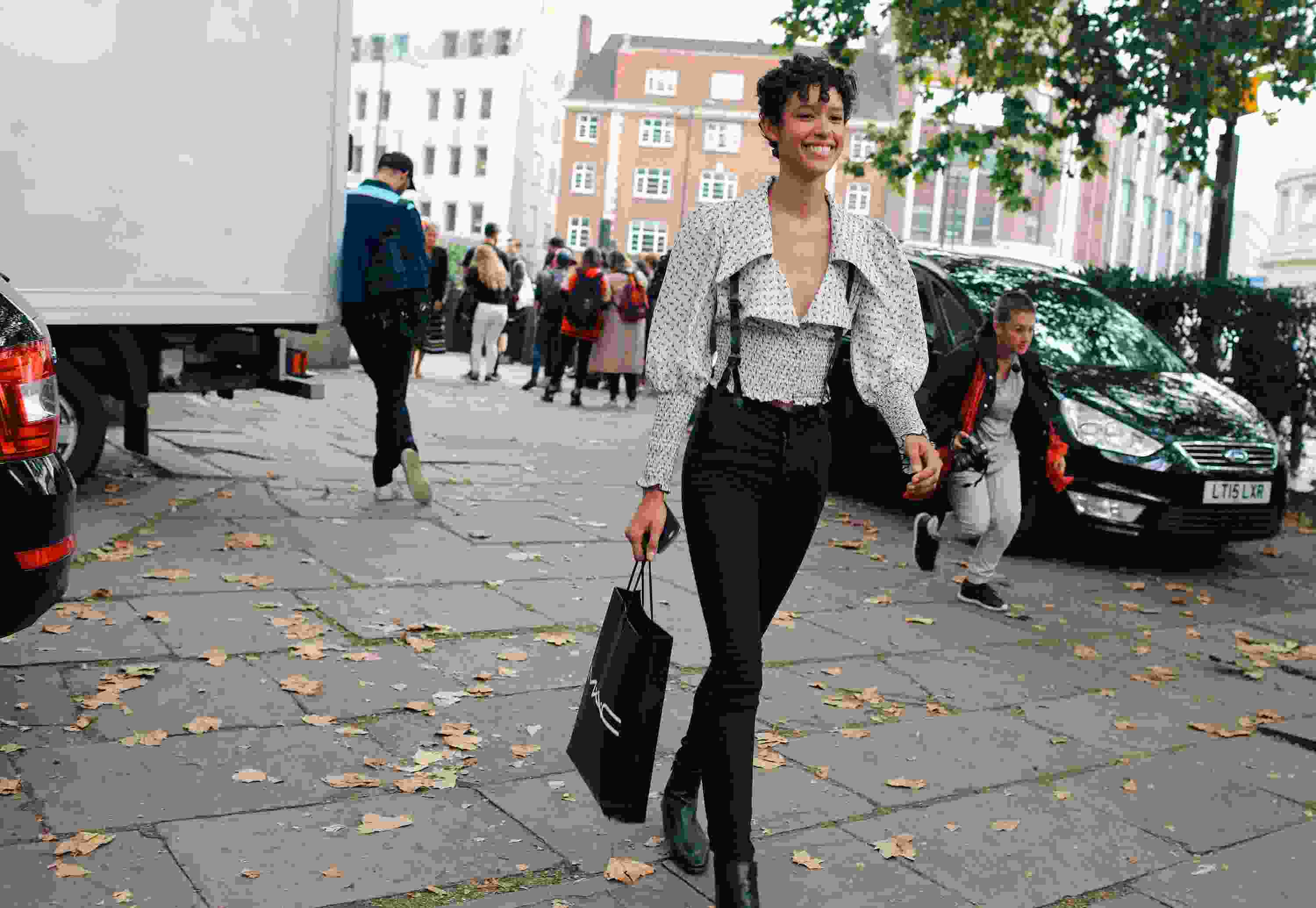 Hemd Puffärmel kombinieren schwarze Skinny Jeans Stiefeletten Outfit Ideen Modetrends