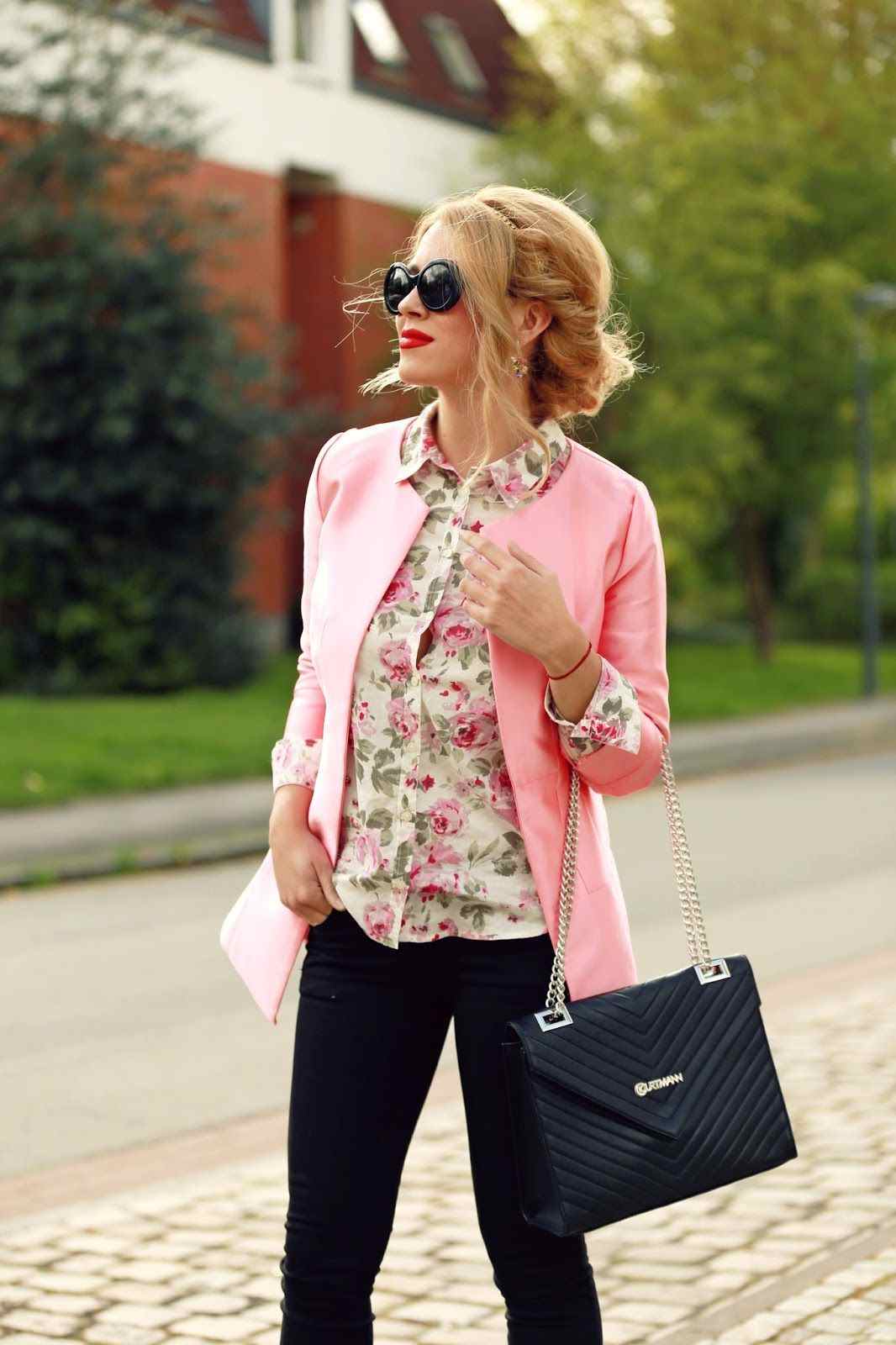 Hemdbluze mit Blumenmuster kombinieren rosa Blazer schwarzr Hose Ledertasche Modetrends