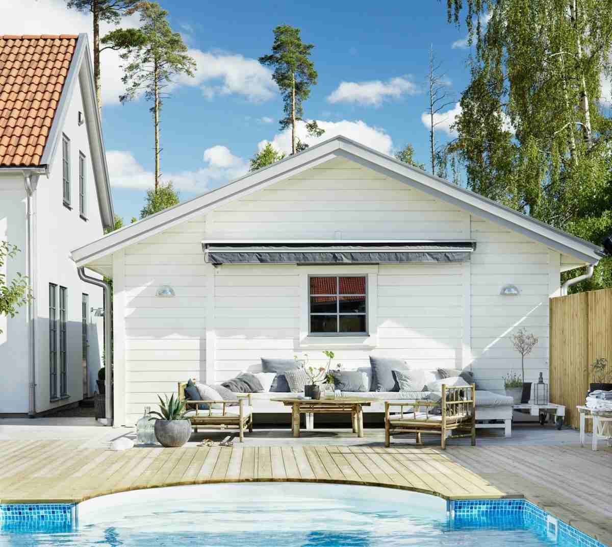 Idee für eine Terrasse vor dem Pool mit niedrigen Lounge Möbeln