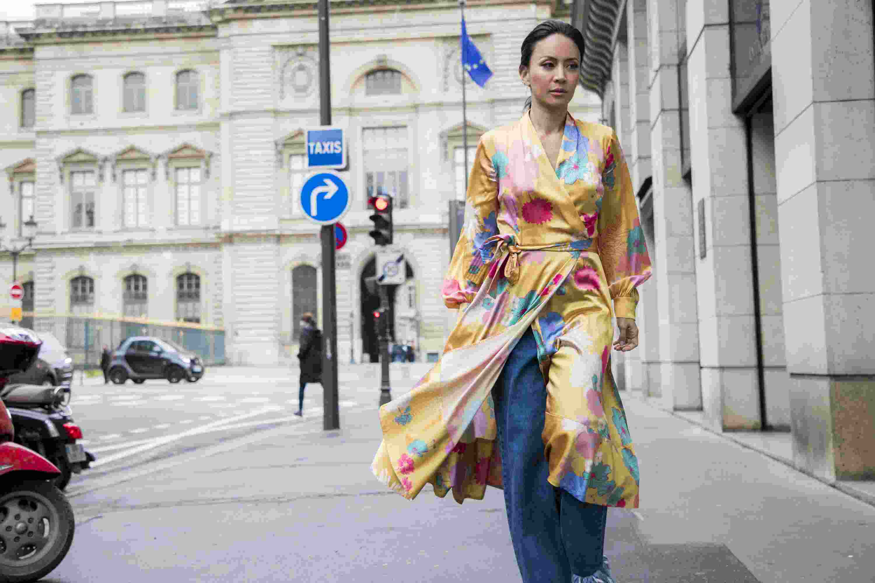 Kimono Wickelkleid kombinieren Jeans Outfit Ideen Sommer Trends