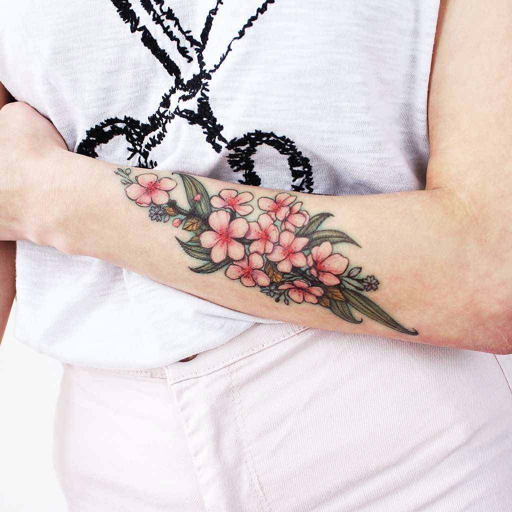 Kirschblüten Blumen Tattoo klein Unterarm Tattootrends