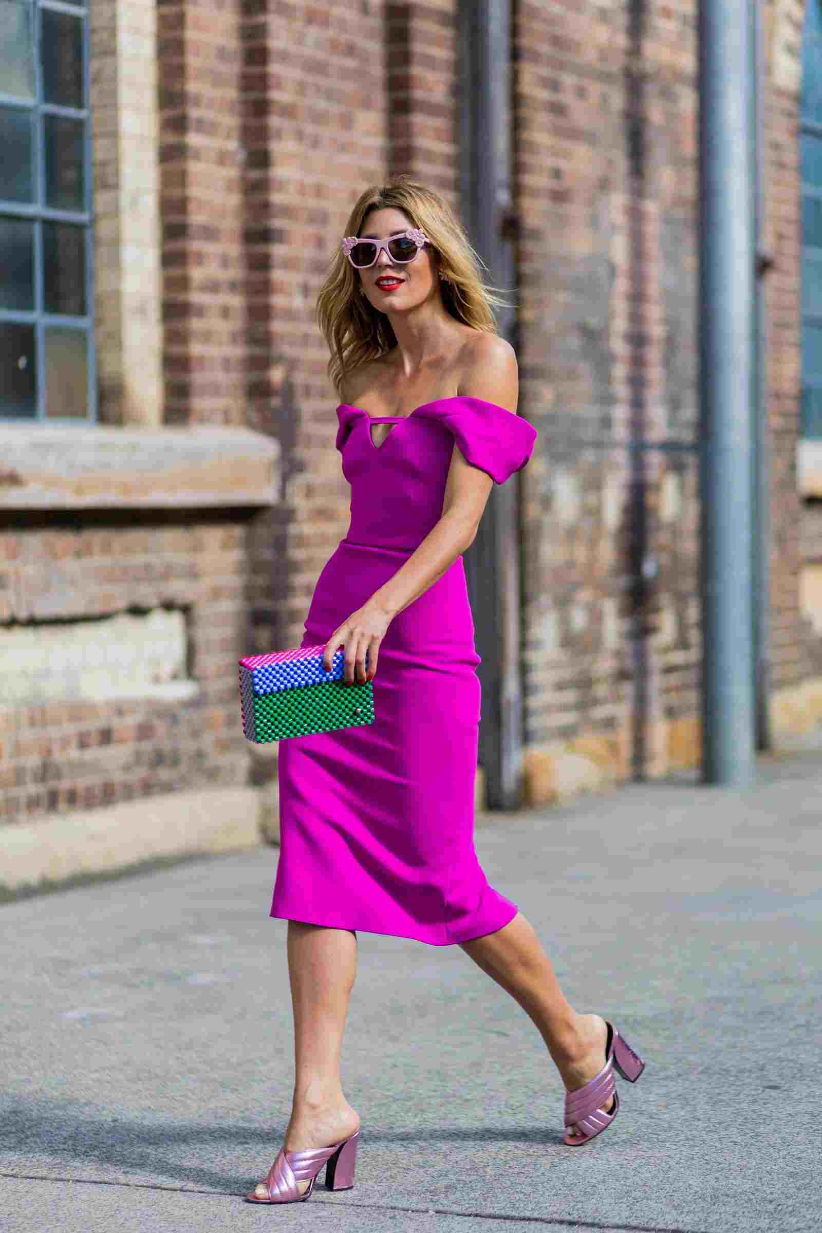 Kleid Neon Trend Farben Mules Rosa Sonnenbrille Honigblond Haarfarbe Sommer Modetrends