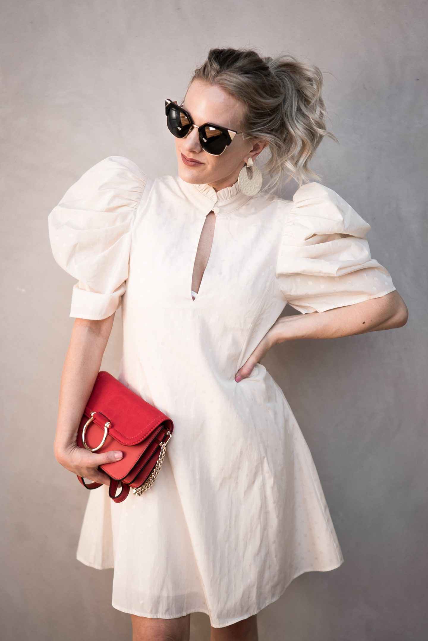Kleid Puffärmel kombinieren rote Handtasche Sonnenbrille dunkelblonde Haare