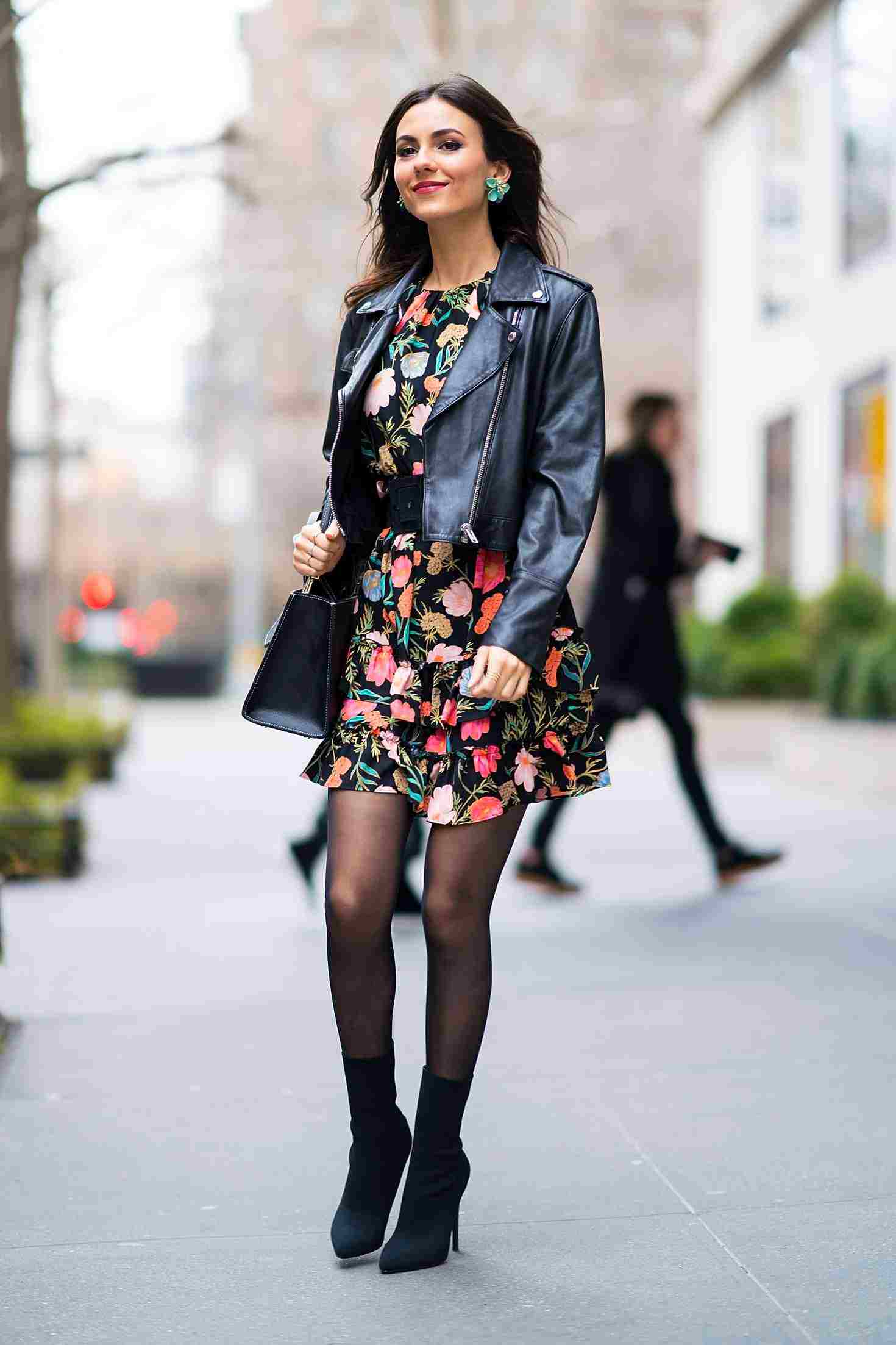 Kleid mit Blumenmuster kombinieren Lederjacke Strumphose Herbst Outfit Ideen Modetrends 2019