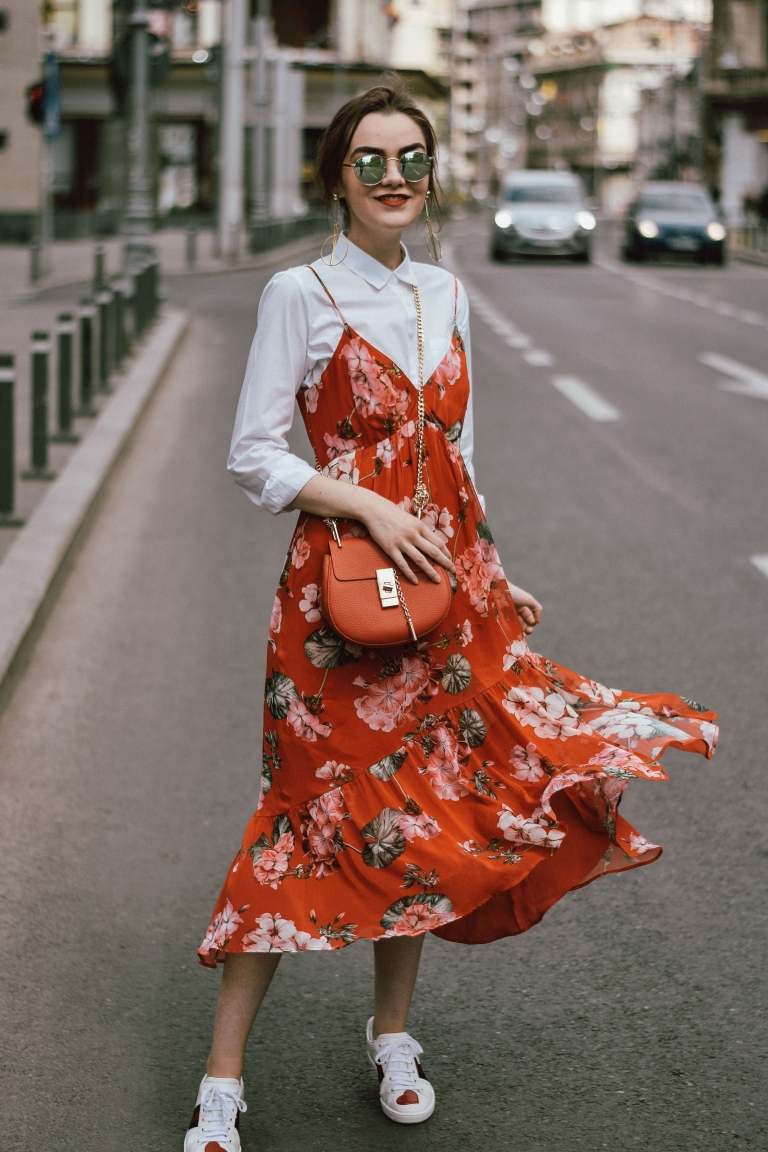 Kleid mit Blumenmuster kombinieren Sneakers weisses Hemd runde Sonnenbrille Modetrends
