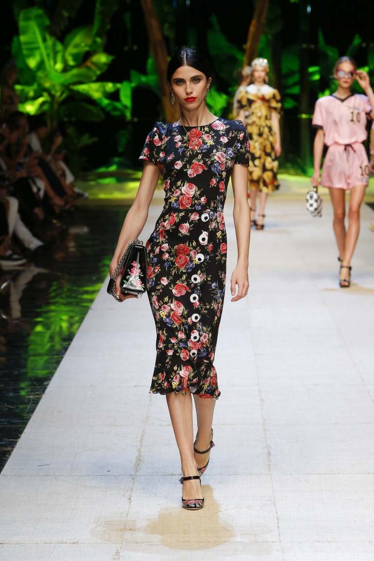 Kleid mit Blumenmuster kombinieren Sommer Modetrend Schuhe High Heels