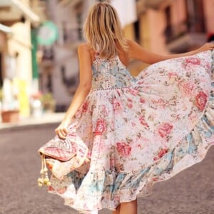 Kleid mit Blumenmuster kombinieren Sommer dukelblonde Haare Frisurideen Modetrend