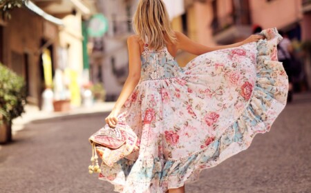 Kleid mit Blumenmuster kombinieren Sommer dukelblonde Haare Frisurideen Modetrend