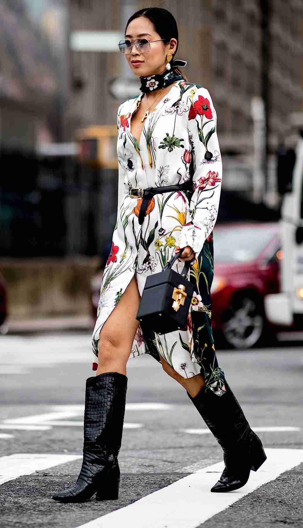 Kleid mit Blumenmuster kombinieren Wickelkleid Lederstiefel kleine Handtasche Modetrends Damen