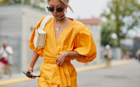 Kleid mit Puffärmeln kombinieren gelb Lederhandtasche blonde Haare Outfit Sommer Frauen