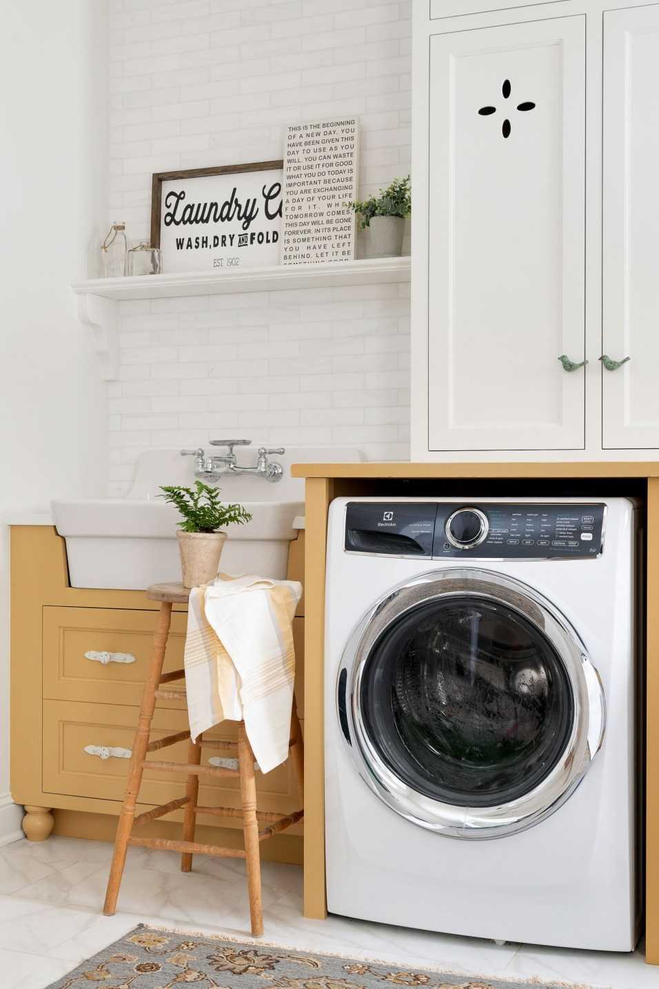 Kleiner Hauswirtschaftsraum mit Waschmaschine, Oberschrank und Waschbecken